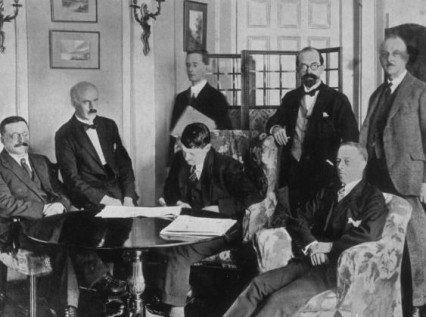 signing-the-anglo-irish-treaty-1922.jpg